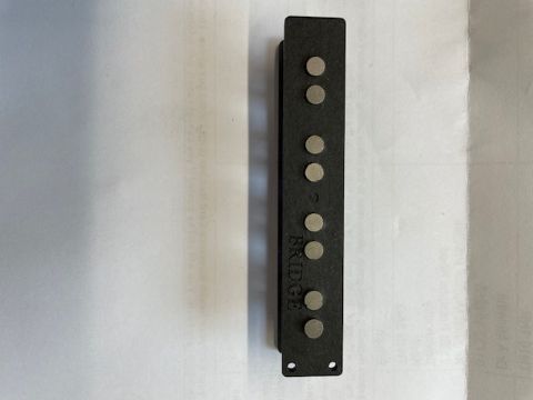 Double variable output jazz bass pickup bridge
