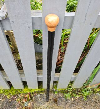 A KNOBBLY IRISH BLACKTHORN WALKING STICK WITH A BEECH HANDLE 747EW