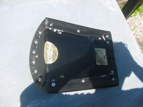 Flat metal seat pan
