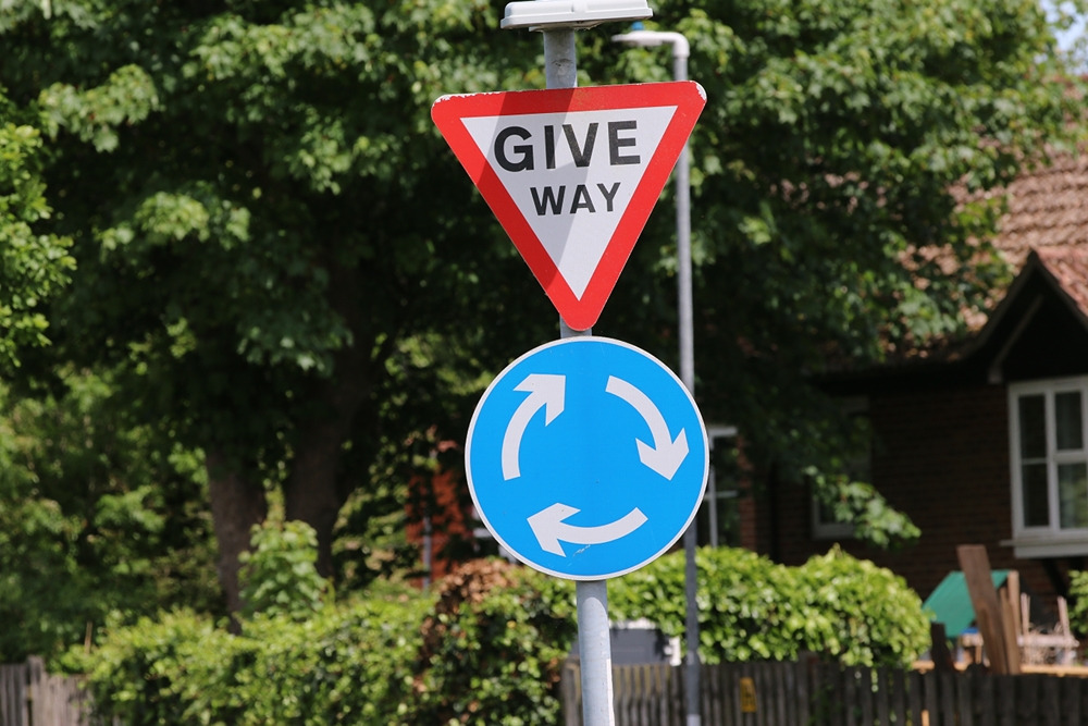 &acirc;Good lesson planning starts before arrival.&acirc;  Sometimes there may be a normal triangular roundabout sign before you see the blue circle  Teach pupils to spot:      Blue roundabout sign    Triangle Warning Sign    White painted circle    Give way lines    Junction layout  Coaching:  &acirc;What tells you this is a roundabout before you arrive?&acirc;