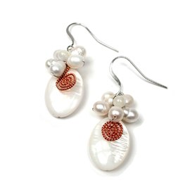 White drop earrings with pearl flowers -  DV0090
