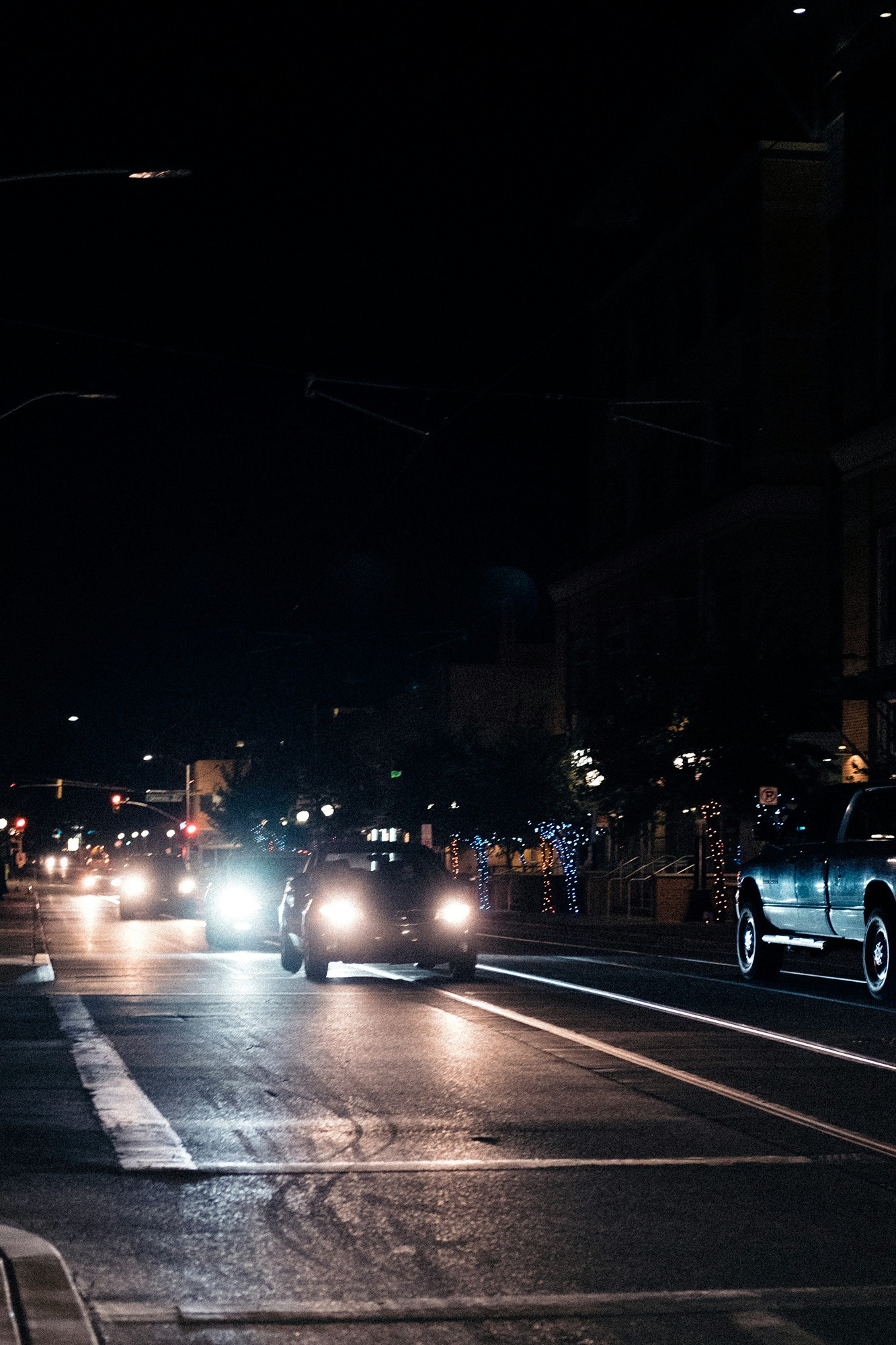 Donâ€™t Stare at Oncoming Headlights  Staring at the headlights of oncoming vehicles can dazzle you, reducing your ability to see clearly.  Keep your eyes focused on the road ahead and use peripheral vision to monitor the positions of other vehicles.  If an oncoming carâ€™s lights are particularly bright, glance away briefly to the left side of the road to avoid being blinded.