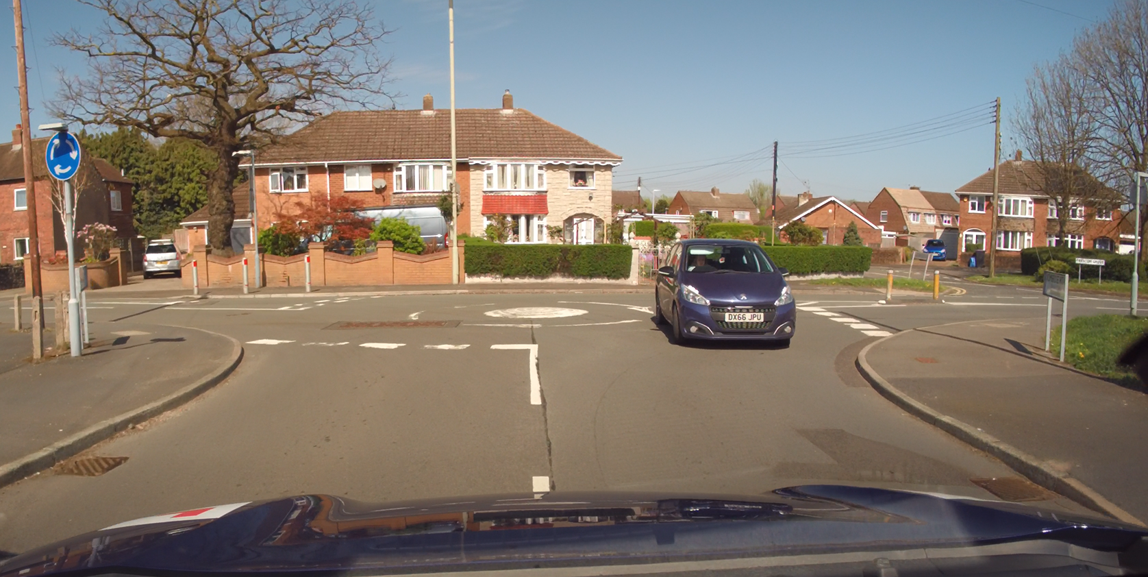 Mini roundabouts donât behave like the textbookâand neither do the drivers using them. Thatâs exactly why we teach vehicle first, road second. If you rely on the road layout, youâre assuming drivers will follow a neat, circular path. On mini roundabouts, that assumption is often wrong.