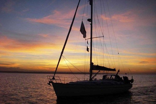 There's a 6 Hour Solent Sailing Experience with a Two Course Meal