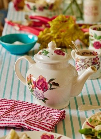 This is the Granny's Roses 3 Mug Teapot