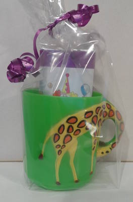 GIRAFFE CHOC 'n' MUG - 40g personalised bar in child's plastic mug
