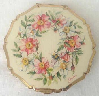 Vintage powder compact Stratton bumble bee on roses scalloped edge gold tone