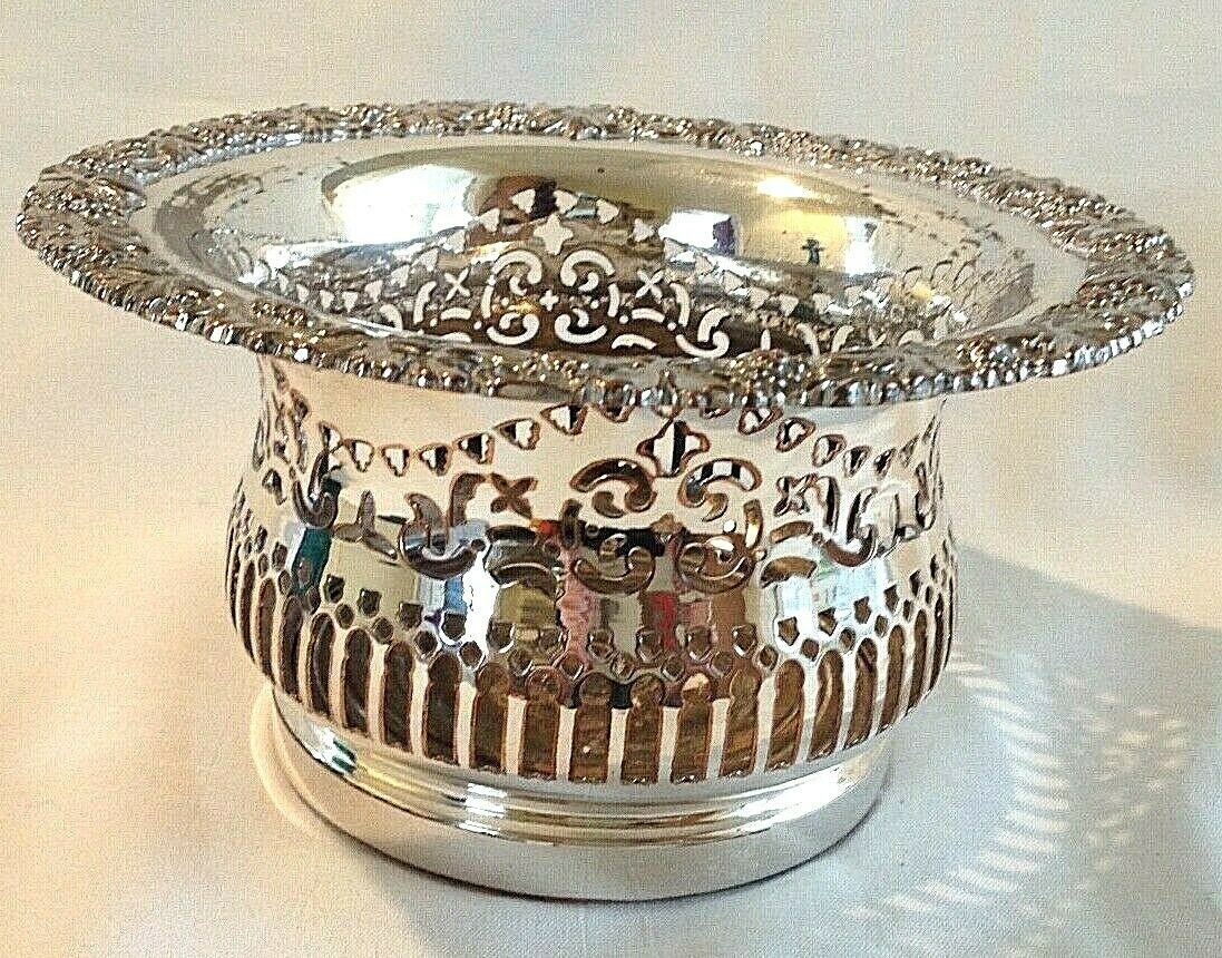 Antique elegant silver plated plate sauce boat