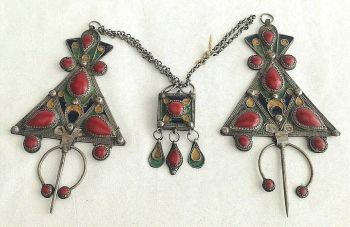  Pair of triangle fibulae clasps Ibzimen, with a central amulet-box, Elherz.