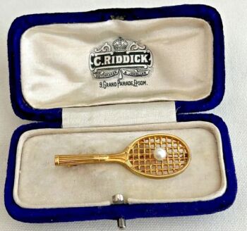 15ct yellow gold cultured pearl ball novelty tennis racket brooch pin 3.6g
