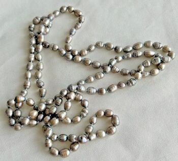 Large string of grey baroque cultured pearls 148 cm long 118.6 g knotted