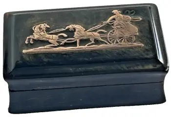 Antique Georgian horn snuff box inlaid rose gold top and hinges horse & carriage