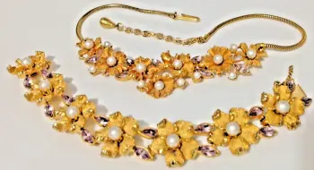 A Vintage Corocraft Gold Tone pink stones pearls necklace bracelet