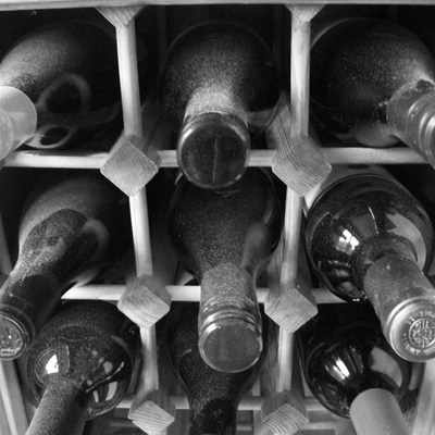 <!--002-->Black and White Wine Rack