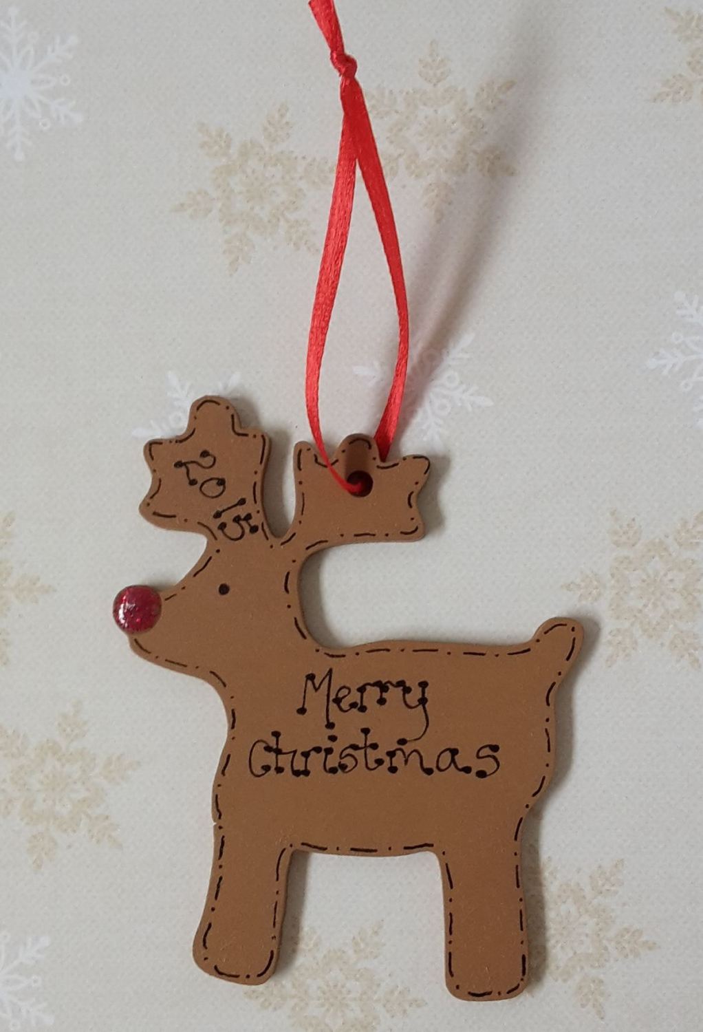 <!-- 00015 -->Personalised reindeer shaped christmas decoration 