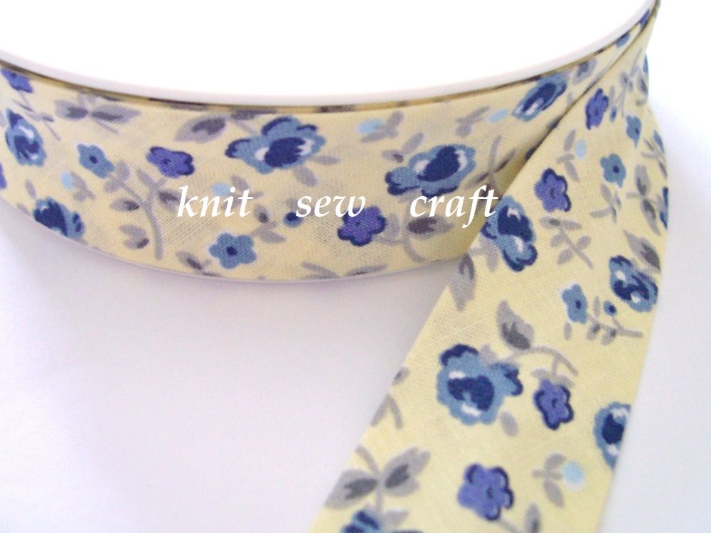 cream bias fabric with blue flowers 883-2334 - 25 metre reel