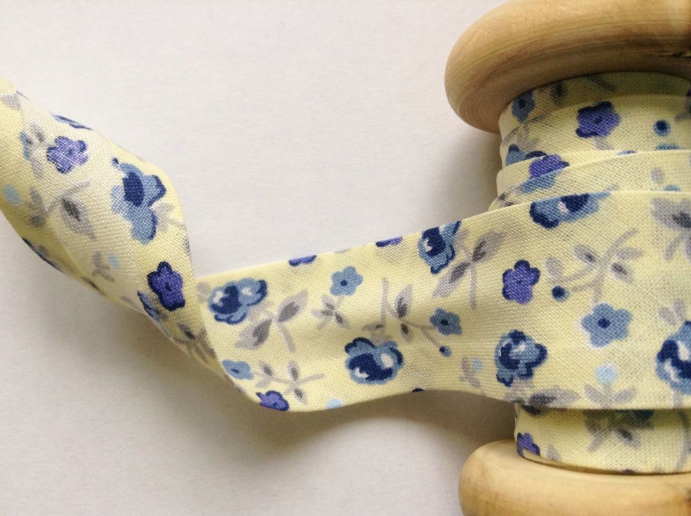 25mm cream cotton fabric with blue flower print 883-2334