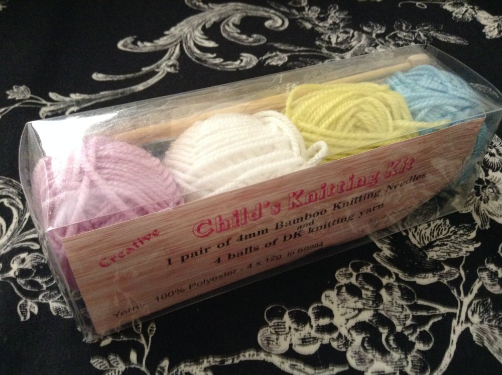 Knitting Kit Needles & 4 Balls of Wool