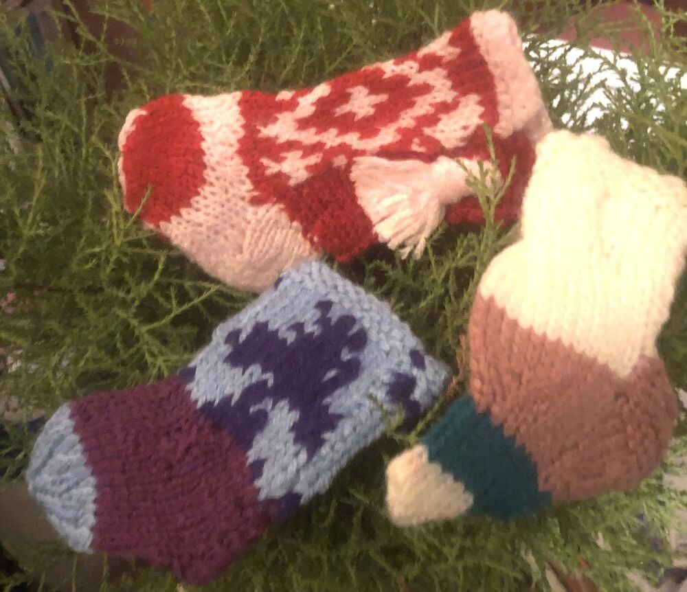 Christmas bootees knitted Christmas bootees knitted