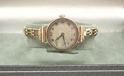 Lovely Art Deco Solid 9ct Gold Ladies Bracelet Watch.