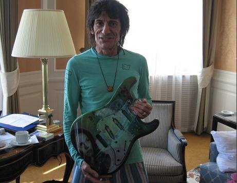 ronnie wood with guitar