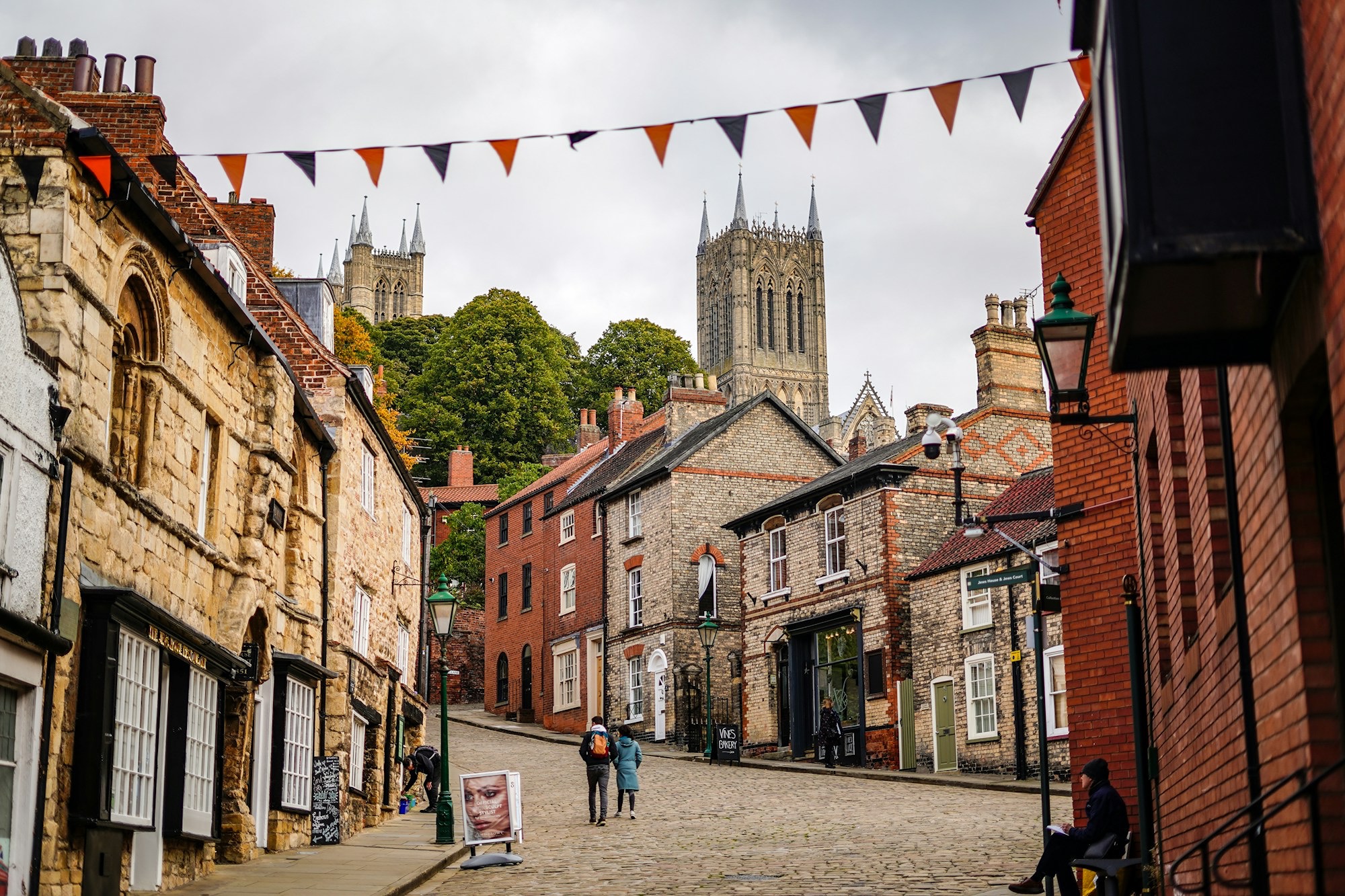 a-cobblestone-street-with-people-walking-on-it-sYHbmWeR7rQ