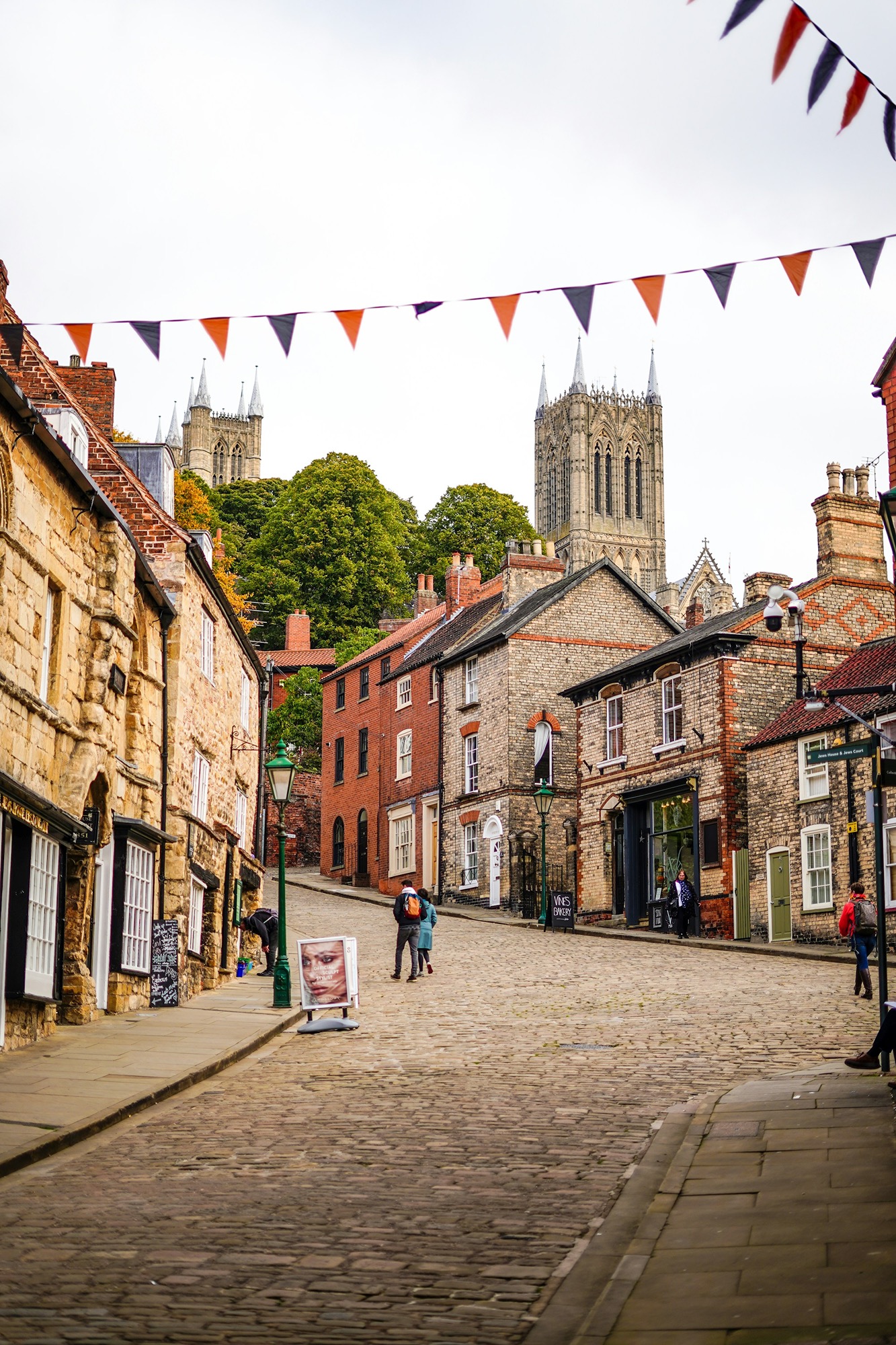 a-cobblestone-street-in-a-small-town-LNEbUf64CAc