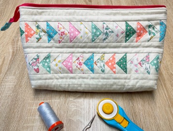 Flying Geese Craft Pouch Kit in Ditsy Florals