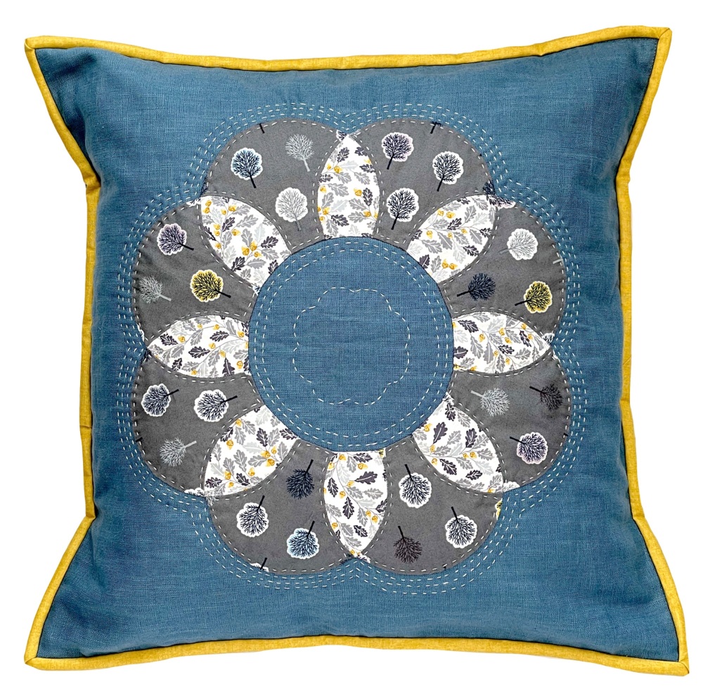 Clamshell EPP Flower Cushion Kit in Grey Trees - curved English Paper-piecing (EPP)