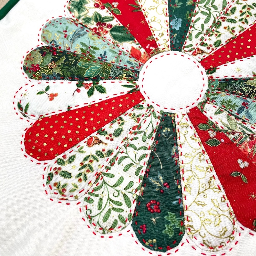 Long Dresden Plate Table Runner Kit in Christmas - Curved English paper-piecing (EPP) kit