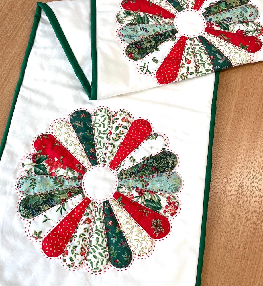 Long Dresden Plate Table Runner Kit in Christmas - Curved English paper-piecing (EPP) kit