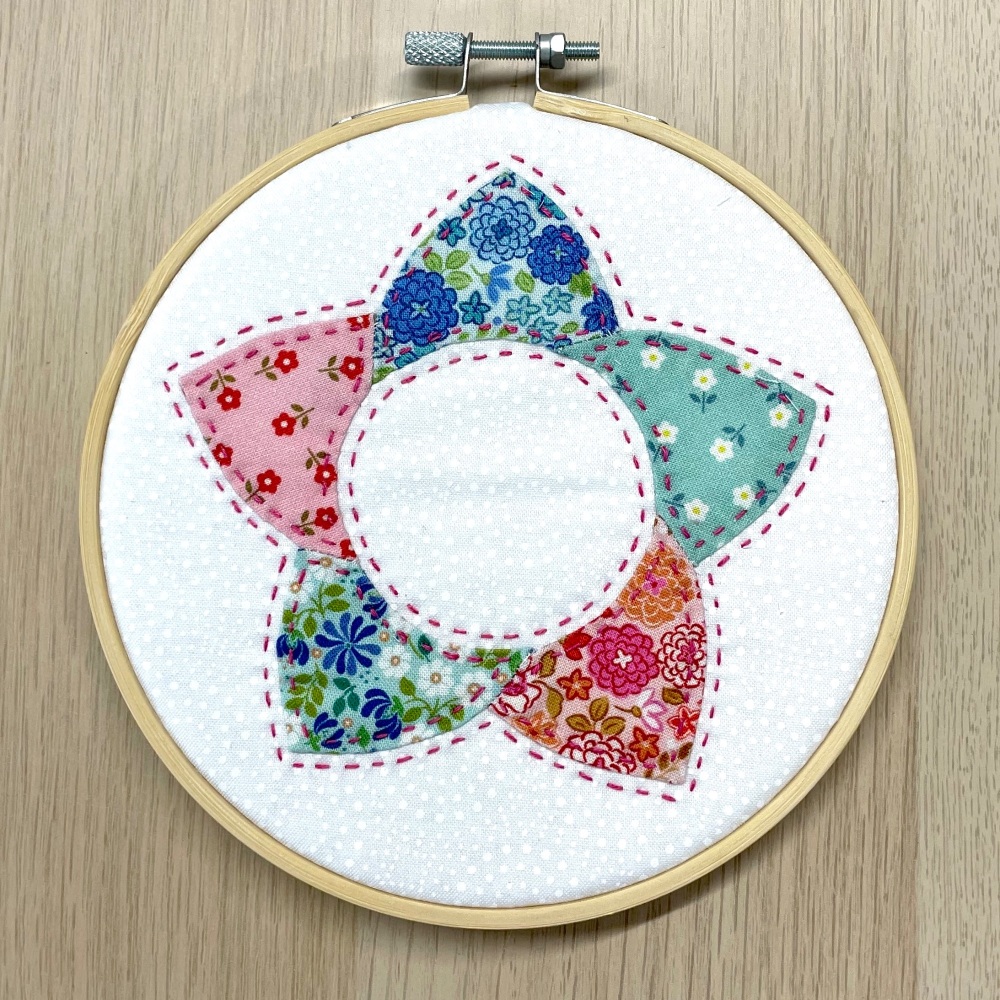 <!-- 001 -->Ditsy Petal Flower Mini Hoop Kit - Curved English Paper-piecing