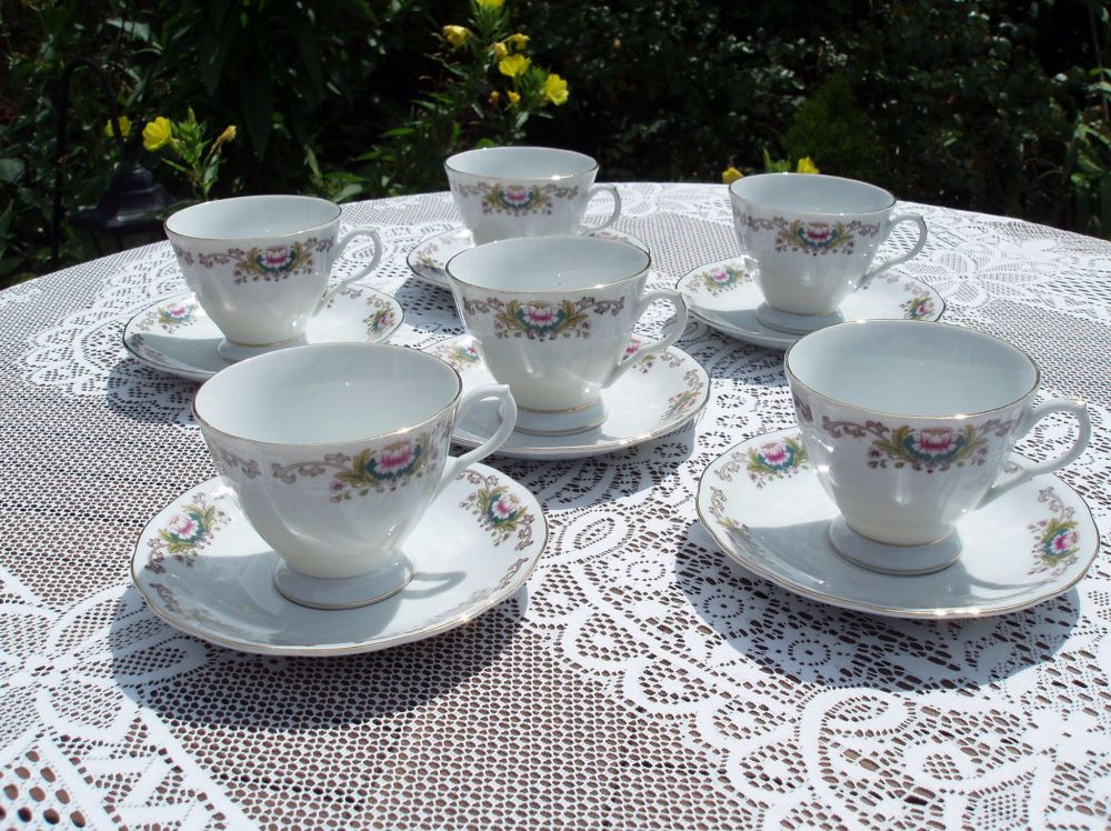Set of 6 Vintage Chinese Porcelain Cups and Saucers