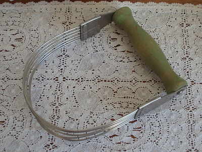 Wonderful Vintage Nutbrown Pastry Blender