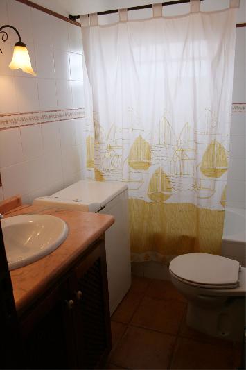 Casa Las Embelgas bathroom with bathtub
