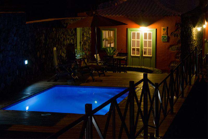 casa caldera with pool by night