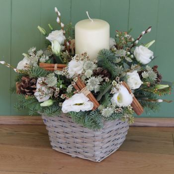 3o. Classic White Christmas Basket
