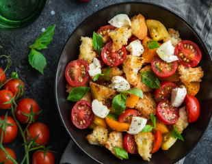 Panzanella沙拉是用西红柿、面包和橄榄油做成的一道菜
