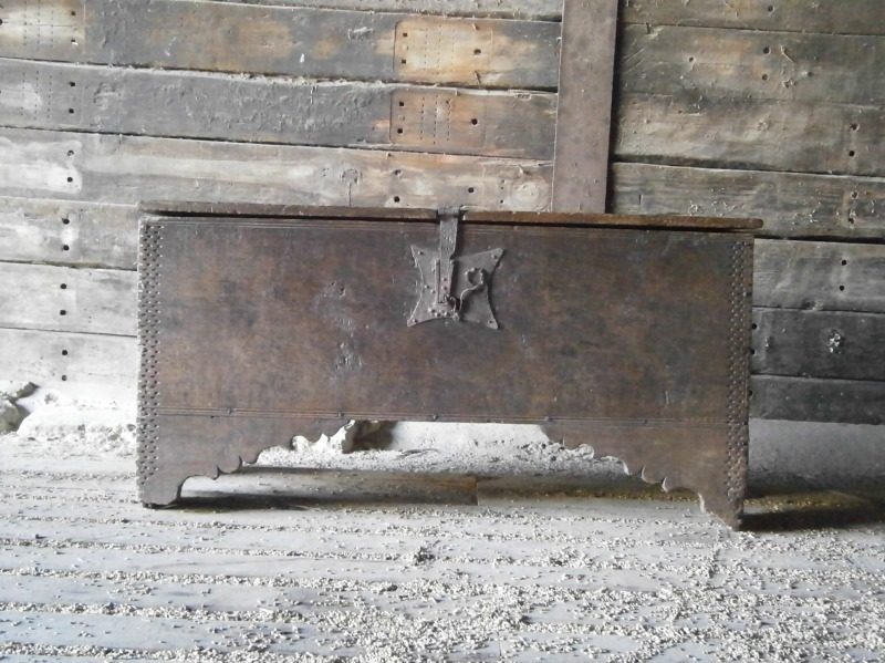 large medieval chest 023