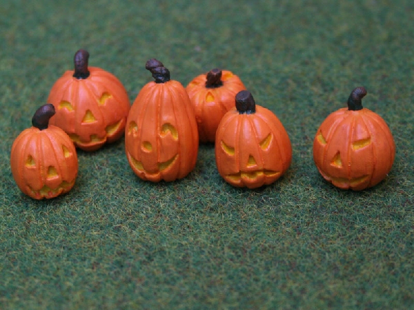 Set of 6 carved Halloween pumpkins