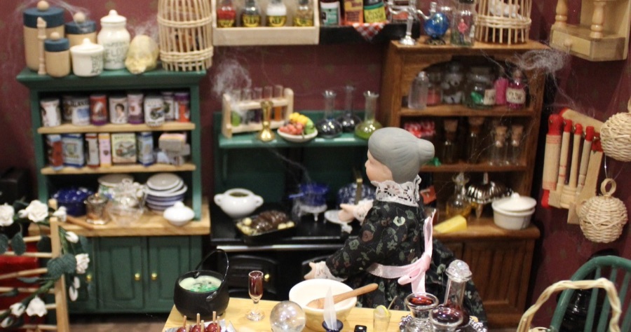 Dollshouse Miniatures Witch Halloween Scene-16