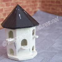 Wall mounted dovecote, half round - 1:24 24th Scale