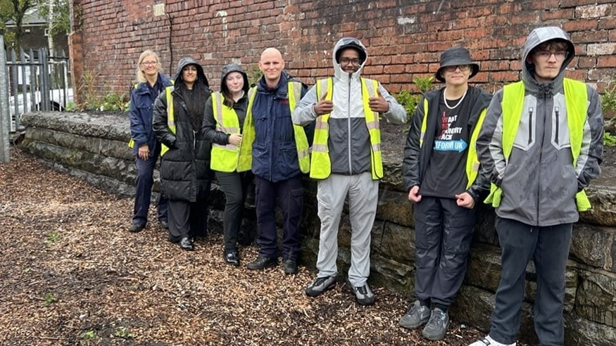Image showing members of the King's Trust on the clean up