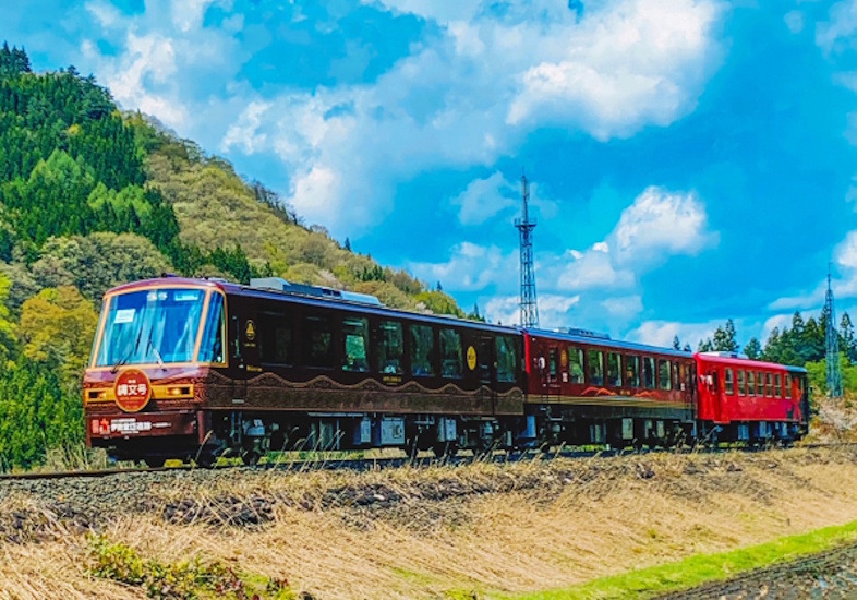 Single-Car Train Plunges From Bridge on Akita Nairiku Line, Driver Injured