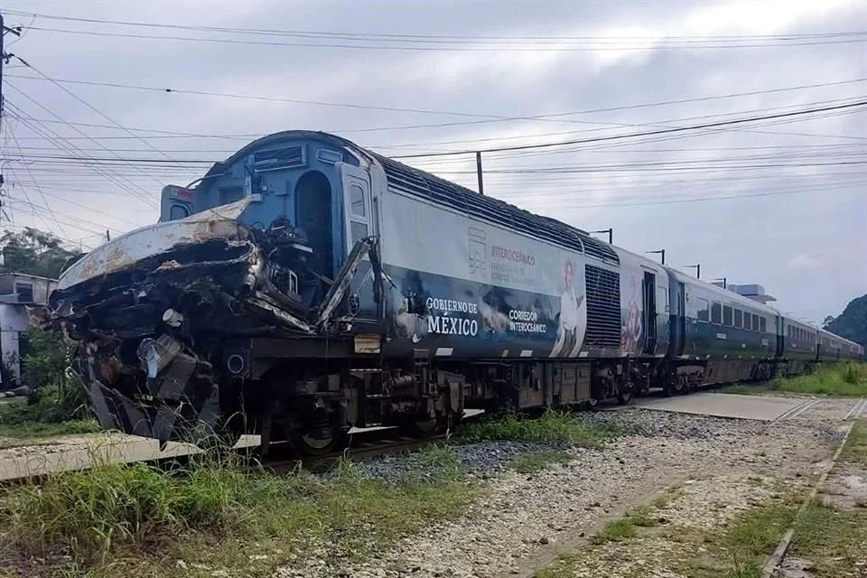 Ex-British HST Collides with Trailer in Chiapas, Passengers Escape Unharmed