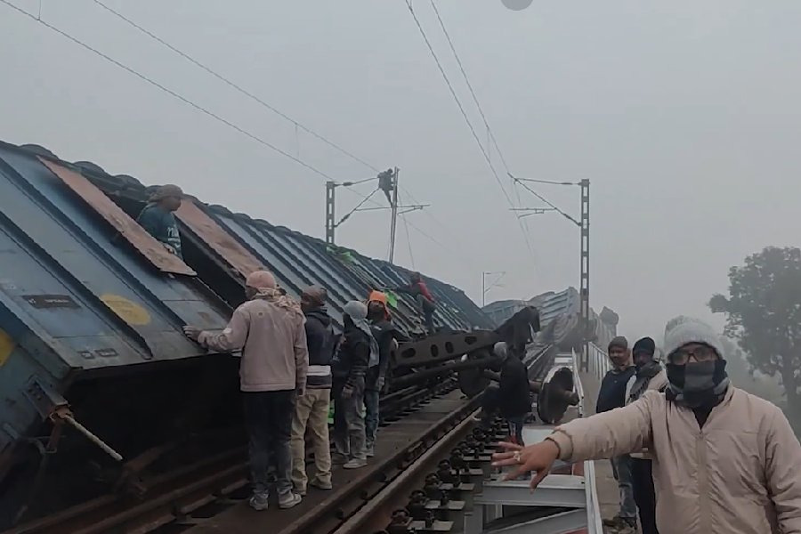 Goods Train Derailment in Bihar&acirc;s Jamui Disrupts Key Howrah&acirc;Delhi Rail Route