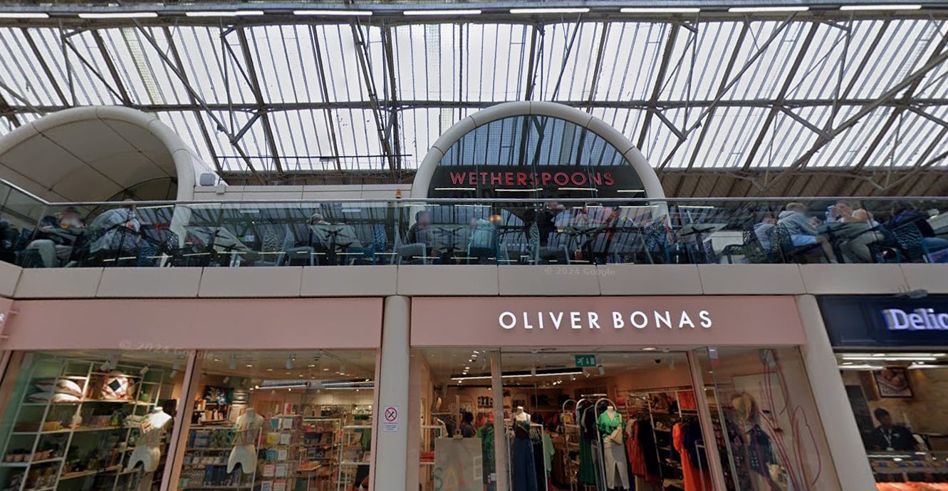 Violent brawl erupts at London Victoria Wetherspoons as ten men are arrested