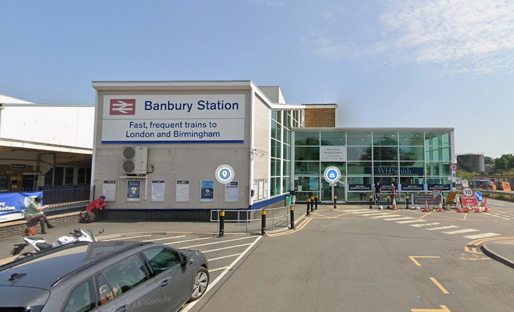 Oxford&acirc;Banbury rail line shut after person struck by train