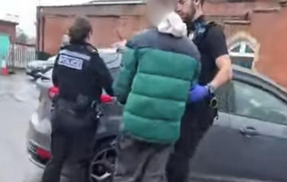 Man arrested at station after online &acirc;paedophile hunter&acirc; confrontation