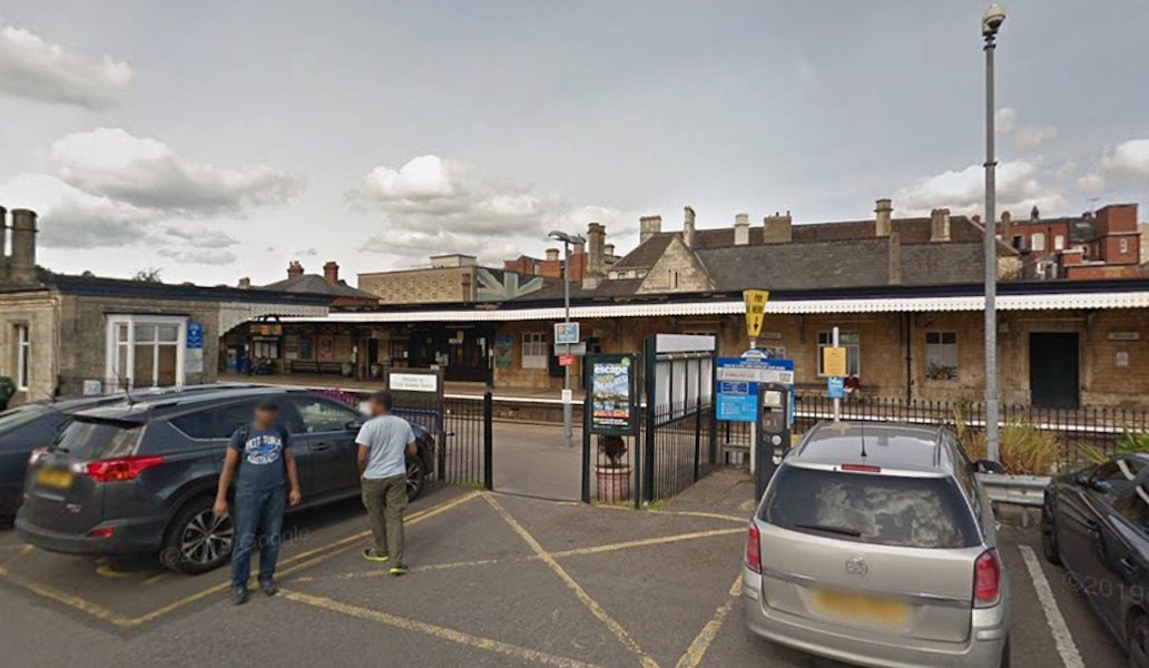 Person dies on tracks as Swindon&acirc;Gloucester line brought to a standstill